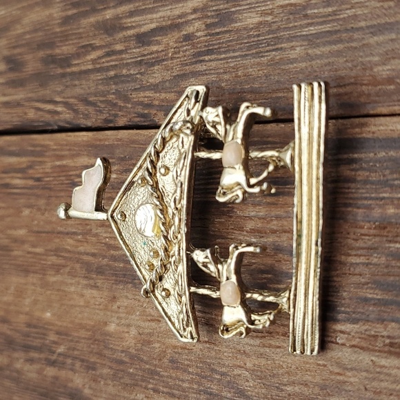 B643 Carousel horse pony‎ vintage brooch